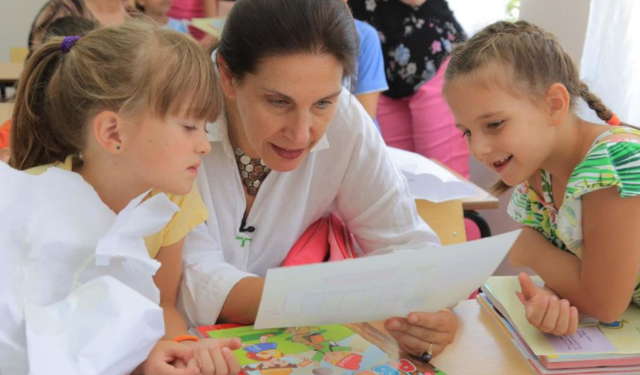 Mirela Kumbaro uron për fillimin e vitit shkollor nga Përmeti: Ne të gjithë jemi sot në klasë të parë!