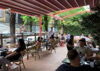 Hapen lokalet brenda, por pse nuk lejohet ende muzika pas orës 20:00? Flet epidemiologu