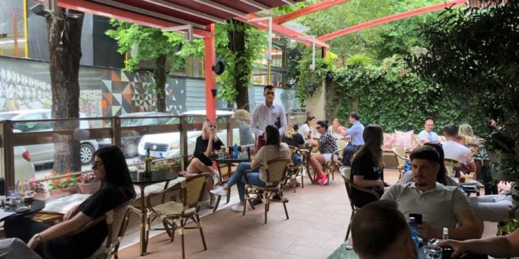 Hapen lokalet brenda, por pse nuk lejohet ende muzika pas orës 20:00? Flet epidemiologu