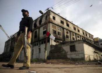 Dogjën fabrikën, dy burra dënohen me varje në Pakistan