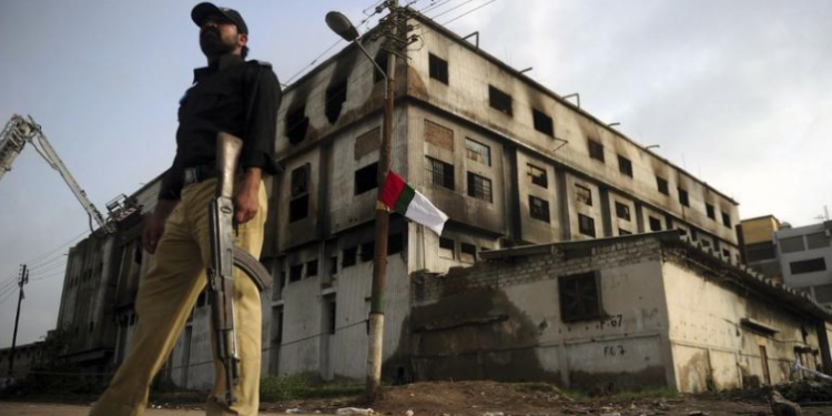 Dogjën fabrikën, dy burra dënohen me varje në Pakistan