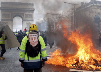 Rikthehen “jelekverdhët”, protestuesit kërkojnë menaxhim më të mirë të pandemisë