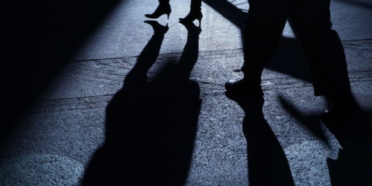 Çudira shqiptare/ Gruaja përndiqej nga bashkëshorti i dashnores së të shoqit: Më ka vënë ultimatum! Do prova brenda 24 orëve…