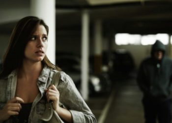 “Më kafshoi hundën dhe më lidhi karikuesin e celularit në qafë”, vajza denoncon në polici ish të dashurin