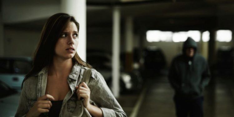 “Më kafshoi hundën dhe më lidhi karikuesin e celularit në qafë”, vajza denoncon në polici ish të dashurin