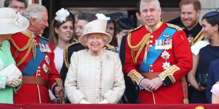 Del libri/ Rrëfimet e grave nga shtrati që do trondisin familjen mbretërore britanike