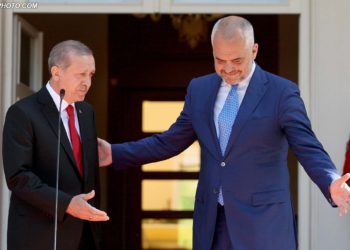 Rama: Është nder i madh të jesh në sedijen e pasme dhe të kesh shofer Erdoganin. Politika e uljes së pantallonave se ke benevrekët poshtë, me ardhjen time ka marrë fund