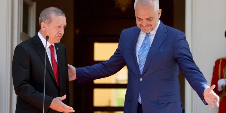 Rama: Është nder i madh të jesh në sedijen e pasme dhe të kesh shofer Erdoganin. Politika e uljes së pantallonave se ke benevrekët poshtë, me ardhjen time ka marrë fund