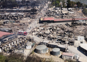 Mijëra emigrantë mbeten rrugëve pas djegies së kampit të Morisë