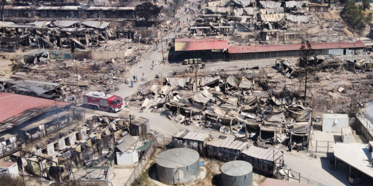 Mijëra emigrantë mbeten rrugëve pas djegies së kampit të Morisë