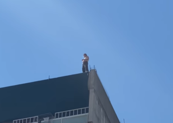 Shqiptari kërcënon se do të hidhet nga ndërtesa 12 katëshe në Selanik (VIDEO)