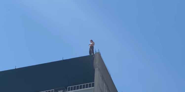 Shqiptari kërcënon se do të hidhet nga ndërtesa 12 katëshe në Selanik (VIDEO)