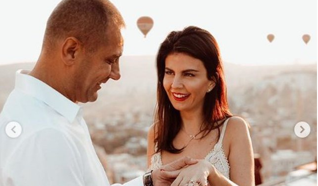 La burrin mekanik për ish-deputetin, Rudina Dembacaj merr propozim martese nga Mark Frroku: Faleminderit Zotit që të kryqëzoi në jetën time! Të dua shumë (FOTO)