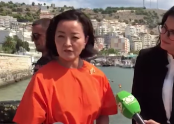 Ambasadorja amerikane në Sarandë, merr pjesë në pastrimin e detit nga gomat e makinave