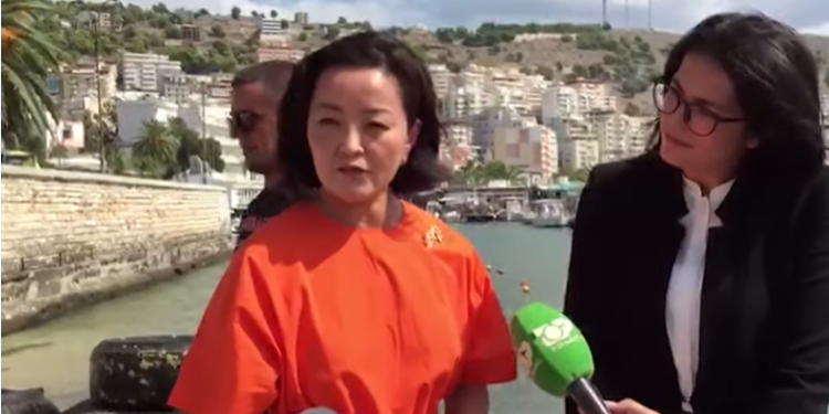 Ambasadorja amerikane në Sarandë, merr pjesë në pastrimin e detit nga gomat e makinave