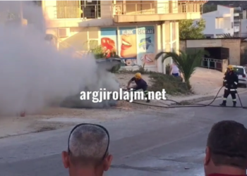 Shihni si merr flakë makina në Sarandë, pasagjerët dalin me shpejtësi (VIDEO)