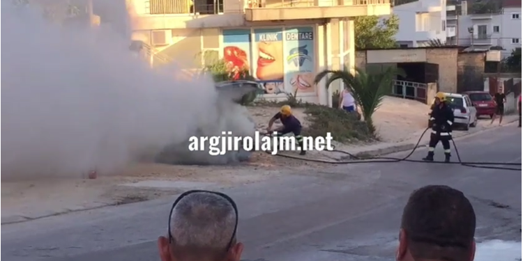 Shihni si merr flakë makina në Sarandë, pasagjerët dalin me shpejtësi (VIDEO)