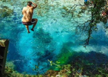 Syri i Kaltër mahnit serbët: Misteri më i madh dhe më i bukur i bregdetit shqiptar (VIDEO)