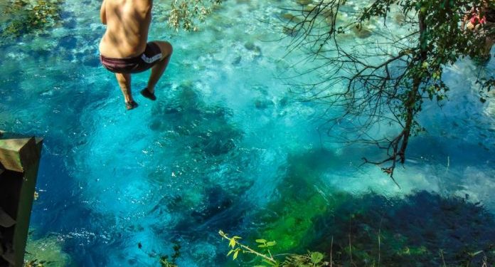 Syri i Kaltër mahnit serbët: Misteri më i madh dhe më i bukur i bregdetit shqiptar (VIDEO)