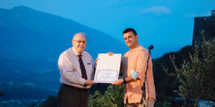 Mjeku Tritan Kalo merr titullin “Qytetar Nderi” i Gjirokastrës (VIDEO)