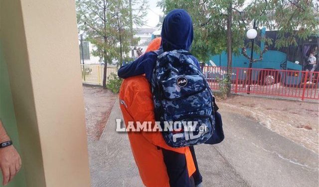 Ç’po ndodh në Greqi? Njerëz të bllokuar nëpër shtëpi dhe makina të ngecura në rrugë nga cikloni (FOTOT)