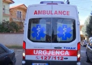 Detaje të reja nga aksidenti në Sarandë/Infermierja asistoi në një lindje, shoferi hyri kundravajtje në rrugë (EMRAT)
