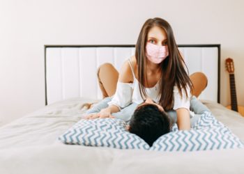 Mjekët në Kanada japin këshillën e pazakontë: Mbani maskë edhe kur të bëni seks, mos u puthni!