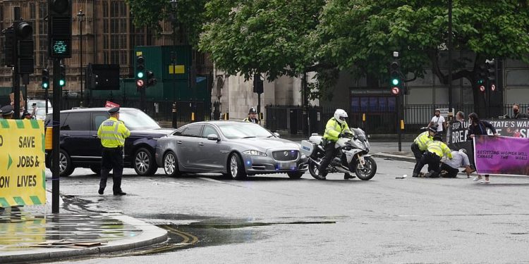 Boris Johnson shpall masat e reja kundër COVID-19