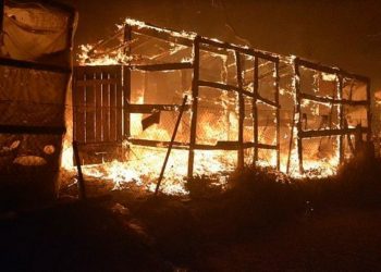 Emigrantët me Covid i vënë zjarrin kampit më të madh të refugjatëve në Greqi