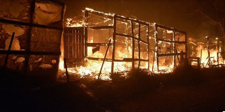 Emigrantët me Covid i vënë zjarrin kampit më të madh të refugjatëve në Greqi