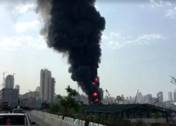 Bejruti nuk gjen “qetësi”, flakë nga porti ku ndodhi shpërthimi masiv një muaj më parë