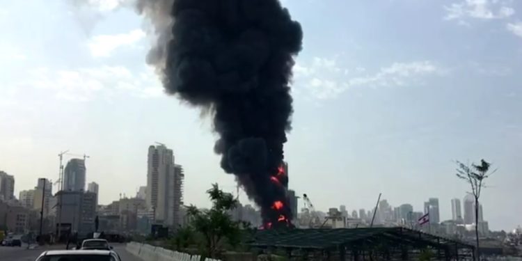 Bejruti nuk gjen “qetësi”, flakë nga porti ku ndodhi shpërthimi masiv një muaj më parë