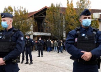 Dy gra myslimane sulmohen me thikë në Francë, sulmi i dyshuar racist