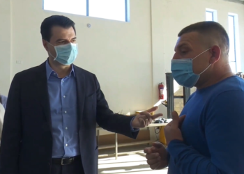 Çuçi nxjerr bllof Bashën për vizitën në Lushnje: Mirë që është i paaftë për të kuptuar rolin e pikave të grumbullimit, por zgjedh edhe personazhe si Saimiri që i njeh gjithë Myzeqeja