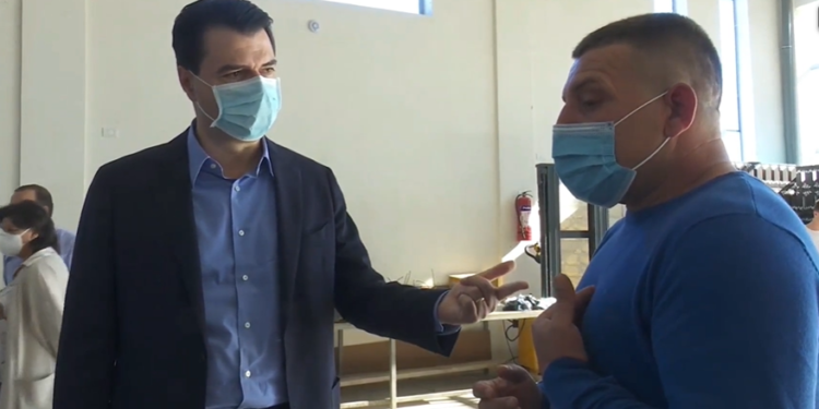 Çuçi nxjerr bllof Bashën për vizitën në Lushnje: Mirë që është i paaftë për të kuptuar rolin e pikave të grumbullimit, por zgjedh edhe personazhe si Saimiri që i njeh gjithë Myzeqeja