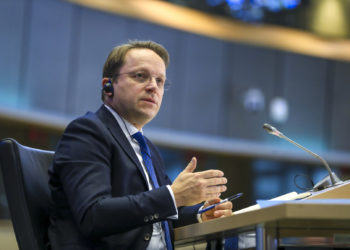 Futet në vetizolim Komisionari europian Oliver Varhelyi