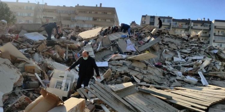 Mediat turke: Deri më tani 29 jetë të humbura nga tërmeti i fuqishëm 6.9 ballë
