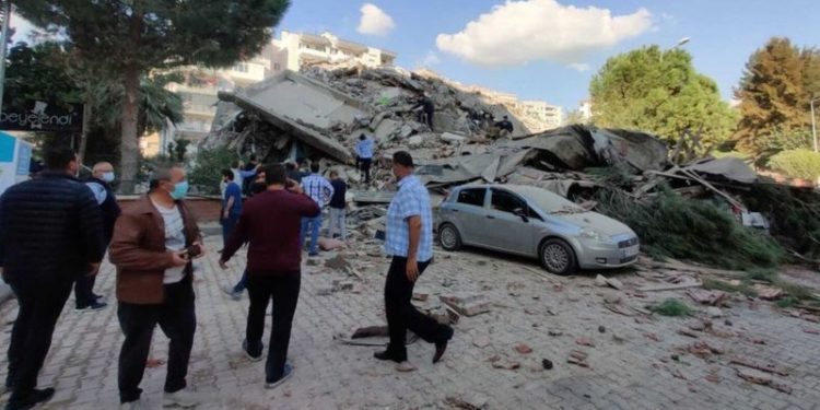 Tërmeti i fuqishëm në Turqi dhe Greqi/ Ndërtesa të shembura, pluhur e ulërima, njerëzit në rrugë për të shpëtuar (VIDEO)