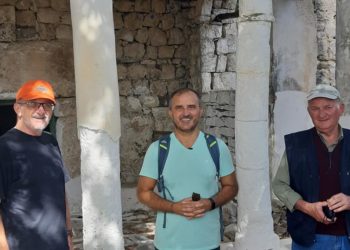 Me tuta dhe çantë mbi shpinë, Soreca për fundjavë në Gjirokastër (FOTO)