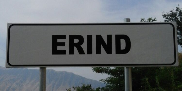 Gjirokastër, dy familje në Erind vënë lekë nga xhepi për të shtruar rrugën e fshatit (VIDEO)