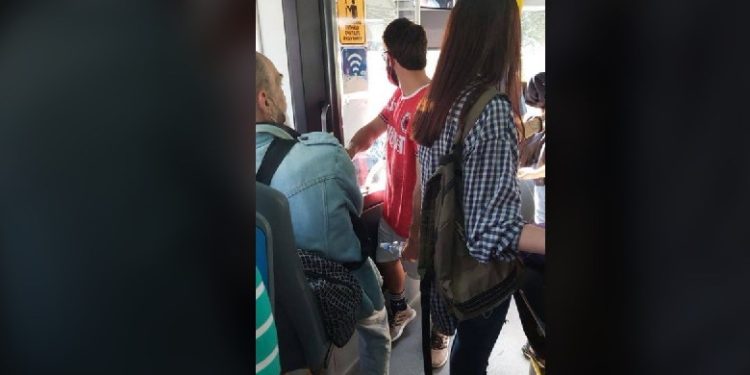 ‘Tërbohen’ mediat serbe, shqiptari hyn me fanellën kuqezi në autobusin e Beogradit