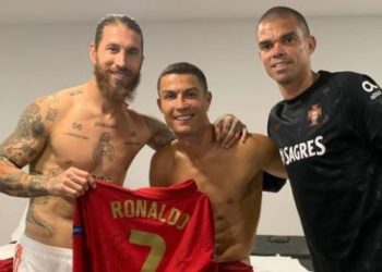 Fotoja e paqes: Ronaldo dhe Ramos, fanella e firmosur dhe Pepe dëshmitar