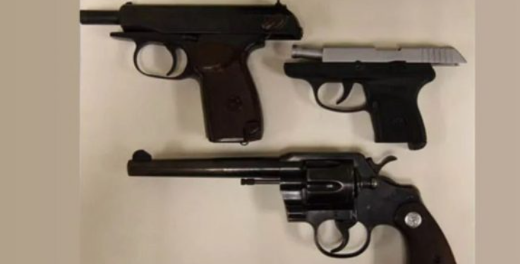 Arrestohet 12-vjeçari që mori 3 pistoleta në shkollë për t’ia treguar shokëve