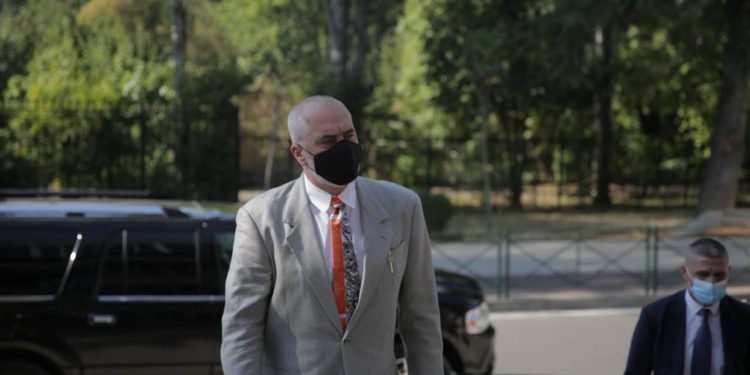 Pas të enjtes, nëse kapesh pa maskë brenda dhe jashtë, gjoba të vjen me faturën e dritave