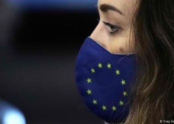 Europa e ngërthyer nga Corona. Pse po përhapet me shpejtësi virursi?