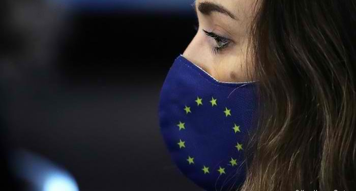 Europa e ngërthyer nga Corona. Pse po përhapet me shpejtësi virursi?