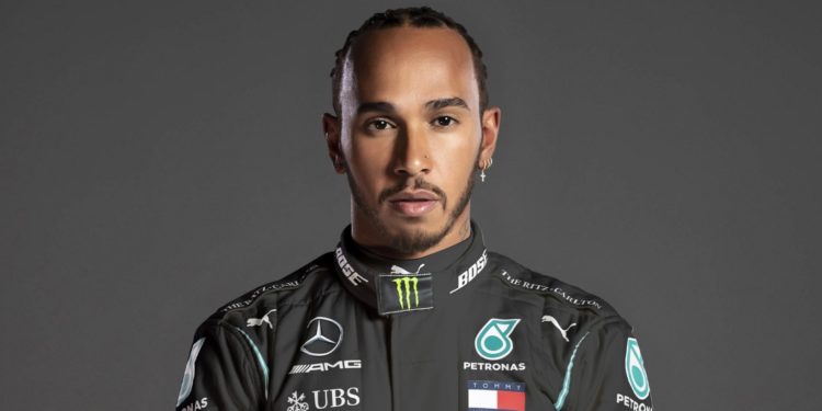 Hamilton përjetson emrin në Formula 1, parakalon legjendën Schumacher