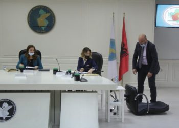 Mbledhja e parë e Komisionit Regullator nis me incidente/Anëtarit i “fluturon” karrigia, shpërthejnë të qeshurat në sallë