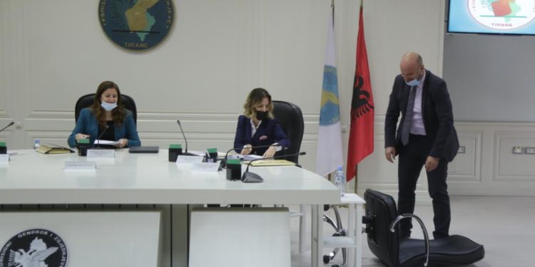 Mbledhja e parë e Komisionit Regullator nis me incidente/Anëtarit i “fluturon” karrigia, shpërthejnë të qeshurat në sallë