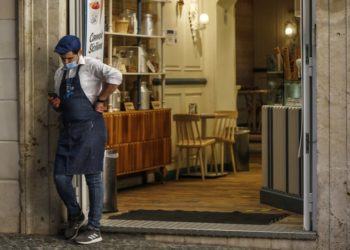 Covid ‘mbërthen’ Italinë, pritet vala e dytë